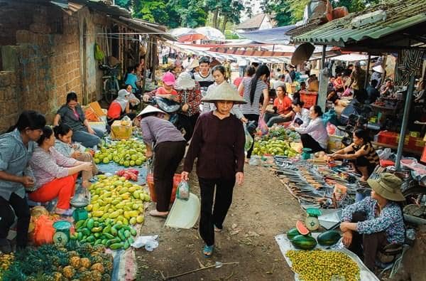Local market in Ninh Binh